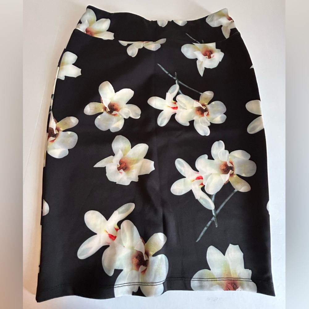 NWT Carmen Marc Valvo Black Pencil Skirt with White Floral Orchid Print